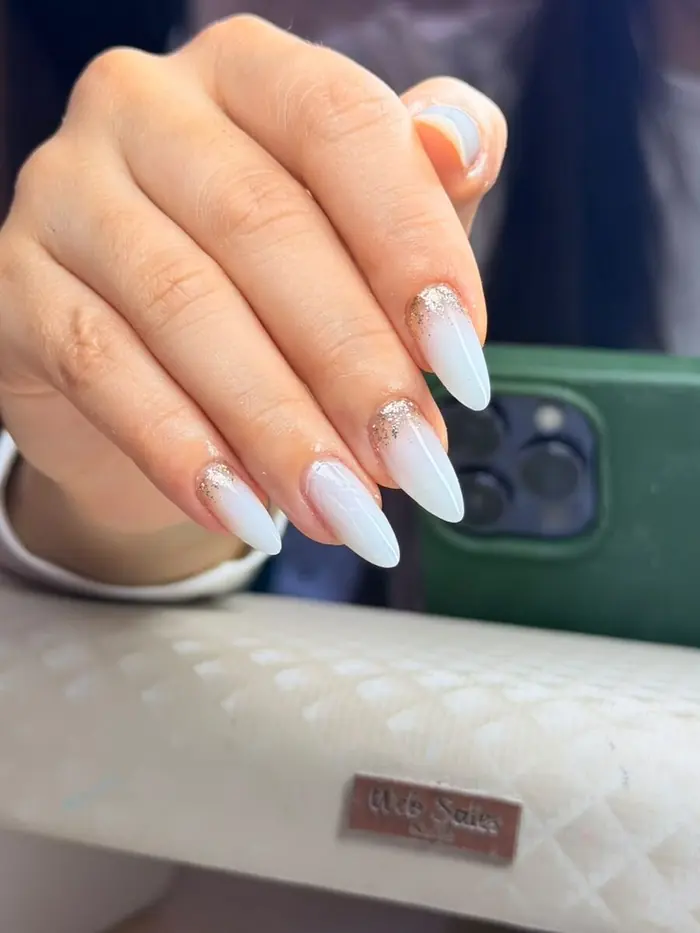 Amêndoa em branco leitoso uniforme com detalhe em glitter