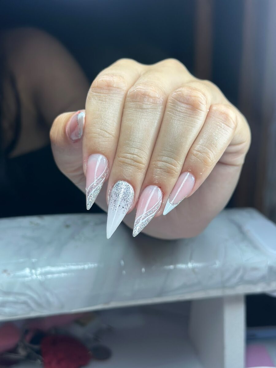 Stiletto branco com traço prateado desenhado à mão