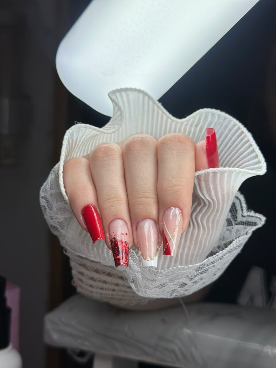 Bailarina vermelha com glitter encapsulado e francesa reversa