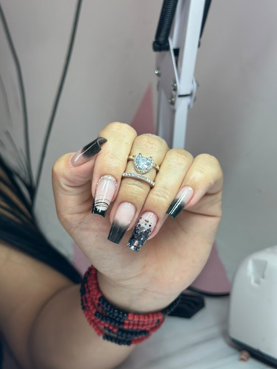 Unha preta esfumada com pedraria e desenho em gel paint