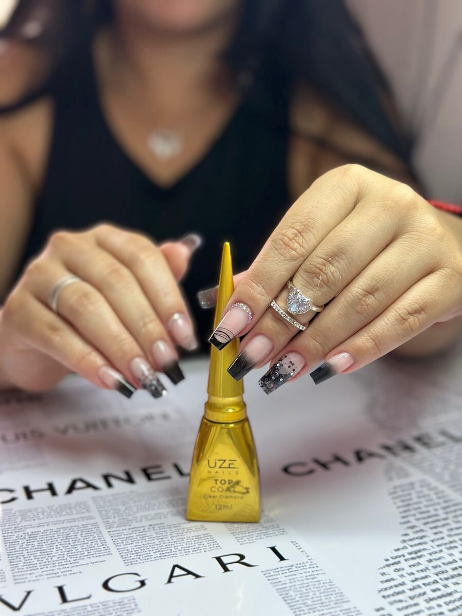 Francesa preta esfumada com nail art em gel paint