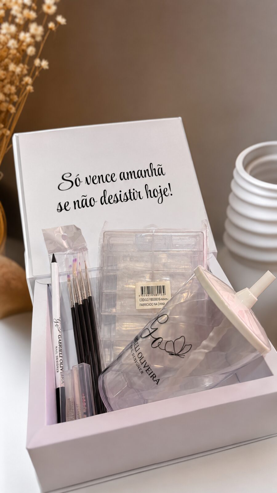Kit aberto: pincéis, lápis personalizado, caixa de moldes F1 e copo