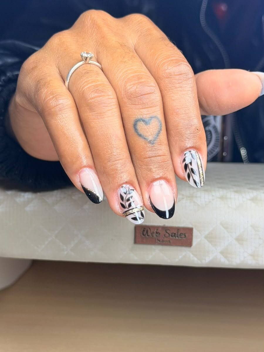 Francesinha preta com nail art zebrada em preto e branco