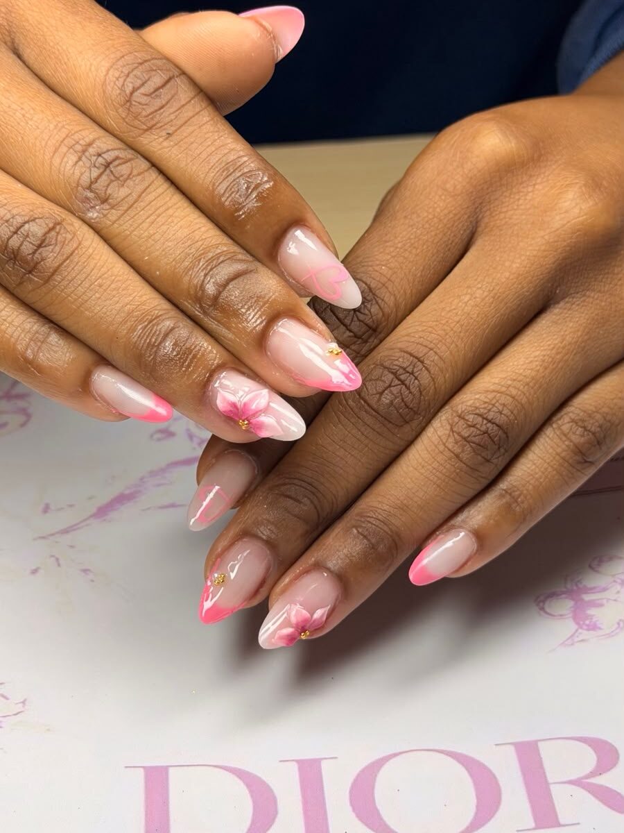 Amêndoa nude com florzinhas rosa pintadas à mão