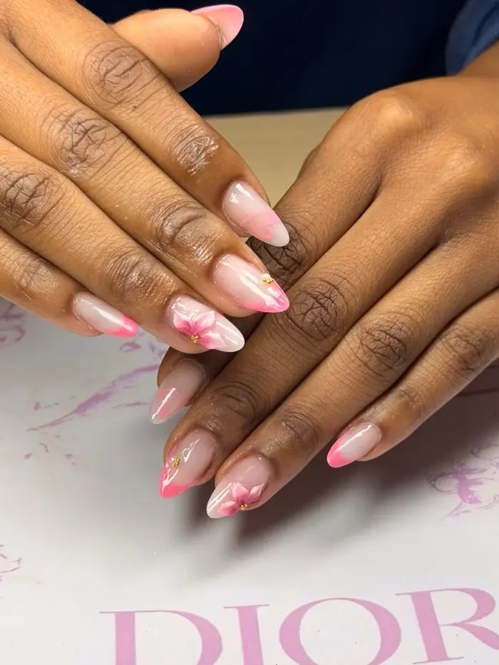 Amêndoa nude com florzinhas rosa pintadas à mão